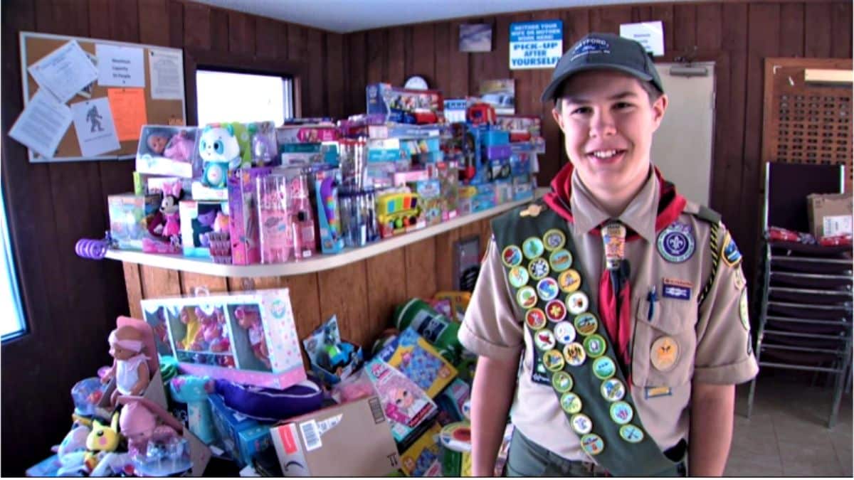 Garoto de 12 anos compra US$ 11.300 em presentes de Natal para crianças.