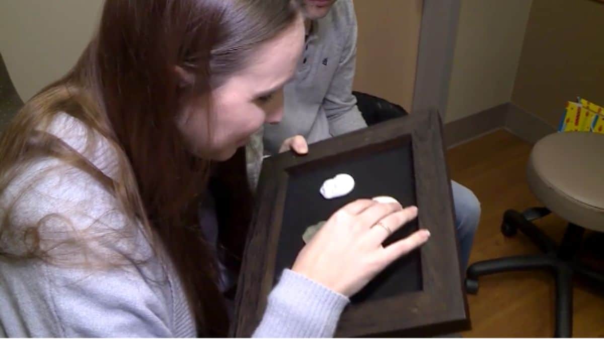 Mãe, deficiente visual consegue ver ultrasson do filho graças a ciência.