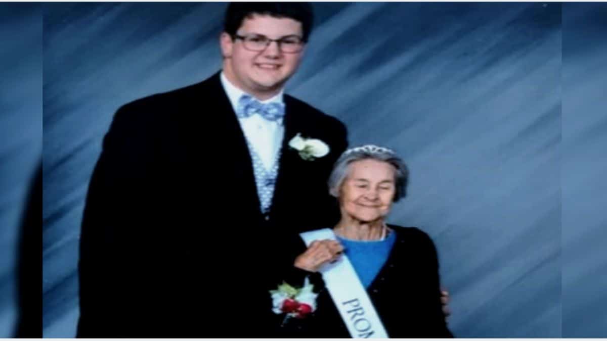 Adolescente leva avó de 92 anos como acompanhante no Baile de formatura.