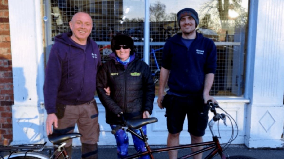 Como essa pequena empresa ajudou uma mulher cega a andar de bicicleta?