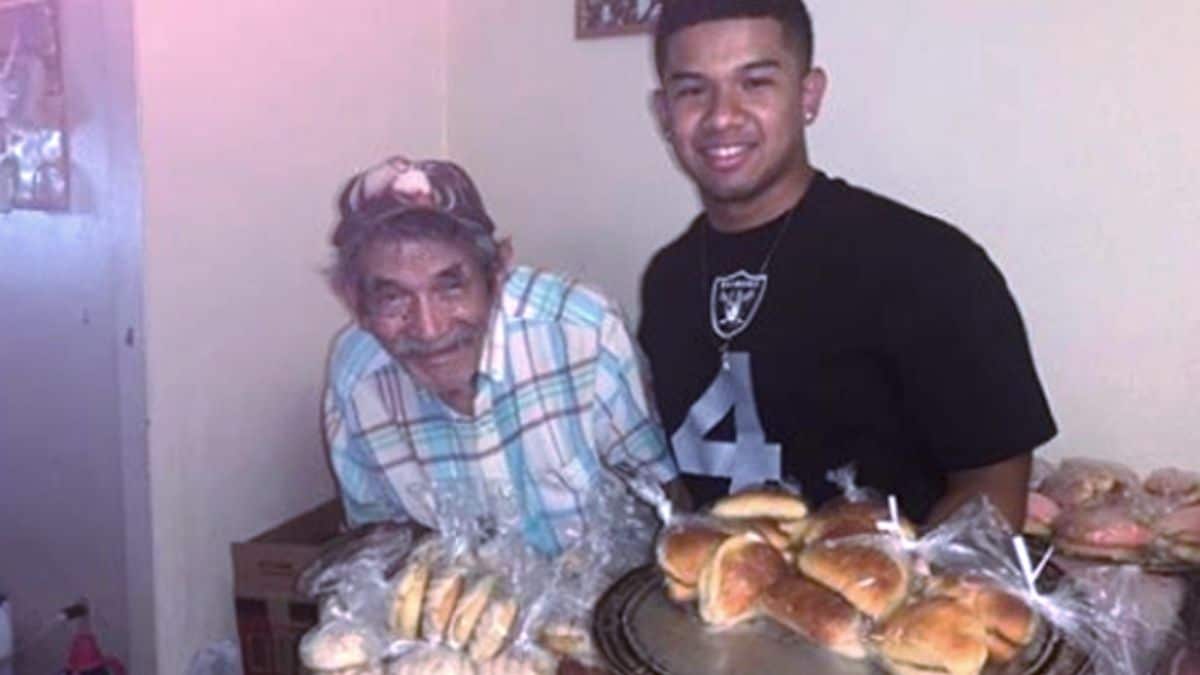 Jovem ajuda vovozinho a vender seus pães na internet.