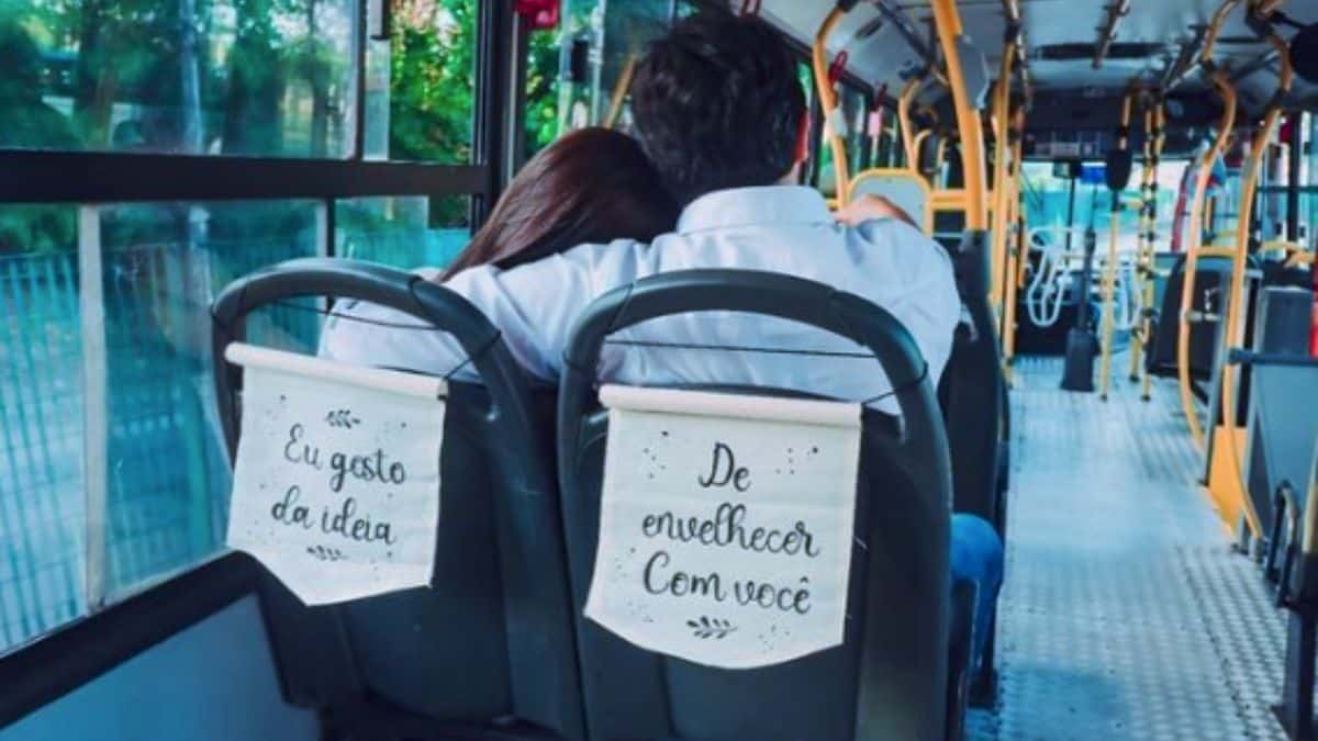 Casal que se conheceu no terminal faz ensaio fotográfico no ônibus e emociona!
