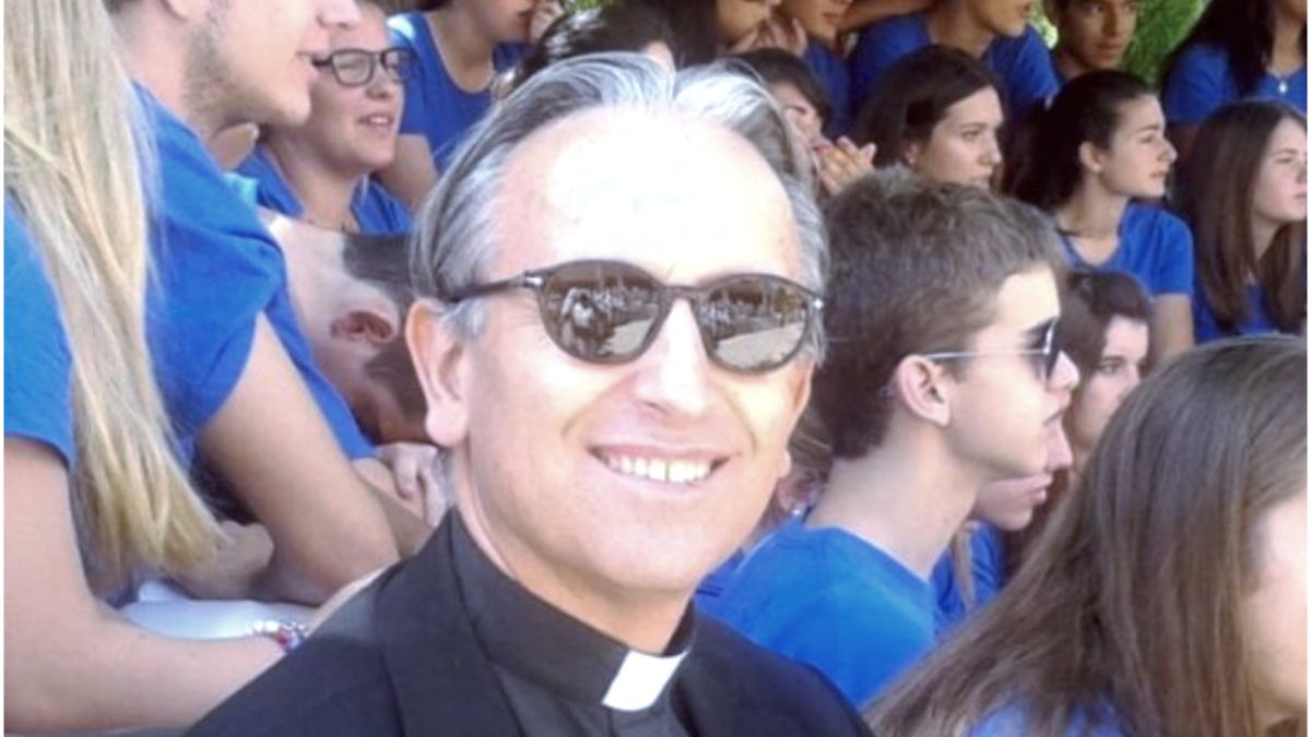 Este padre “cupido” já ajudou mais de 500 pessoas a encontrarem um cônjuge