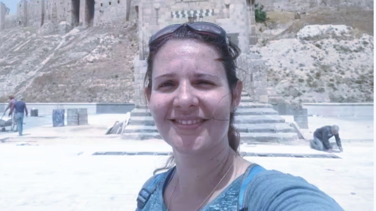 Brasileira que sobreviveu a terremoto fica na Síria para ajudar vítimas.