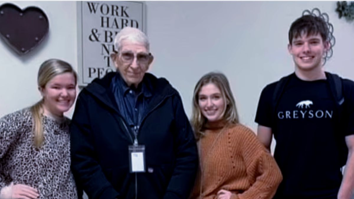 Estudantes arrecadam 1 milhão de reais para zelador de 80 anos se aposentar.