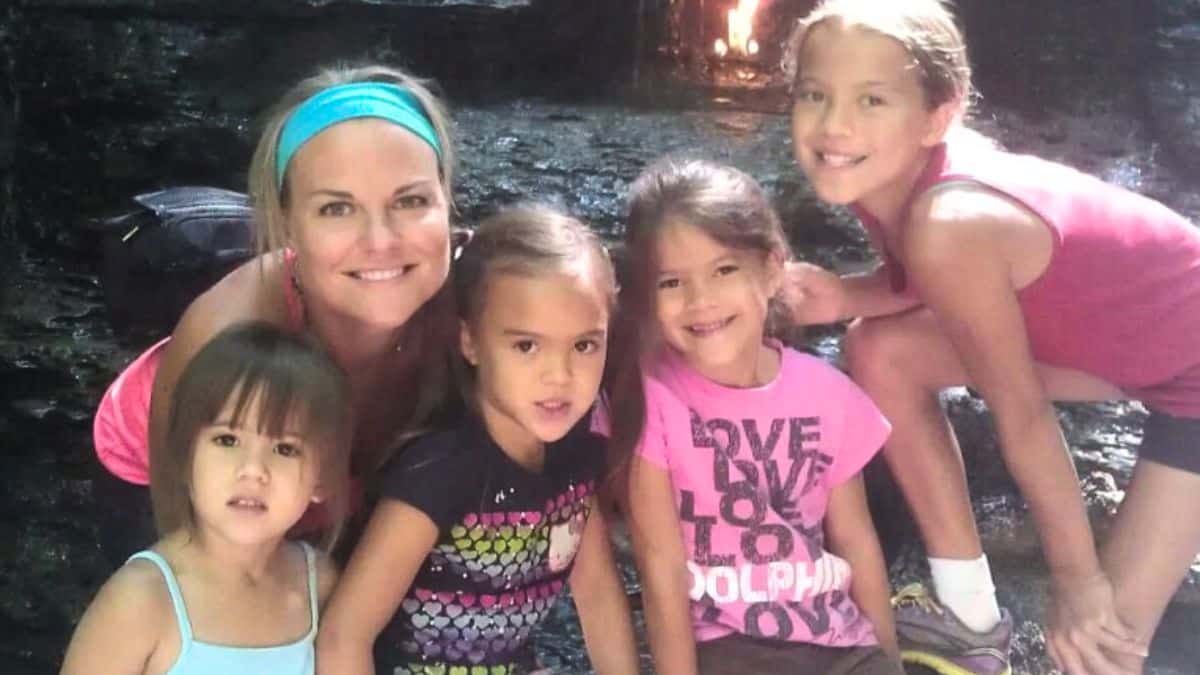 Mulher adota as quatro filhas da amiga que morreu de câncer.