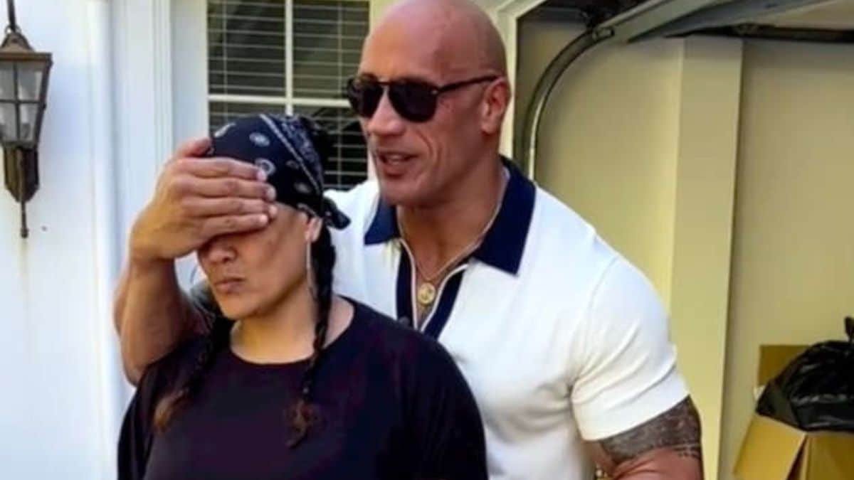 The Rock presenteia prima com casa própria pelo esforço