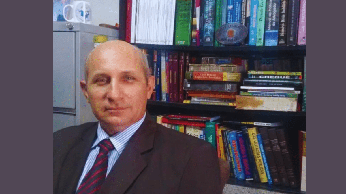 Pedreiro se forma em faculdade que construiu.