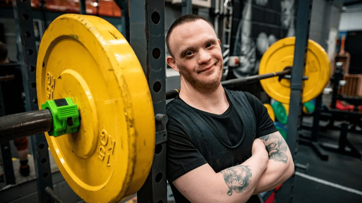 Levantador de peso com Síndrome de Down ganha ouro europeu.