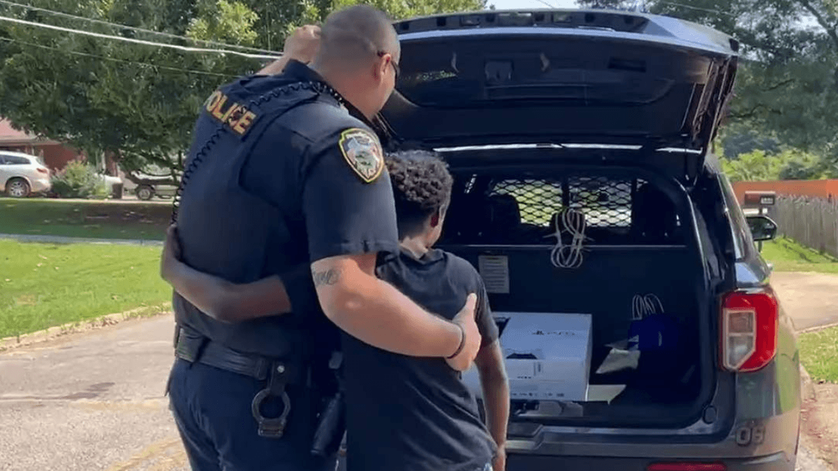 Vizinha chama policiais para menino que pedia trabalho, mas o que a polícia faz é surpreendente!