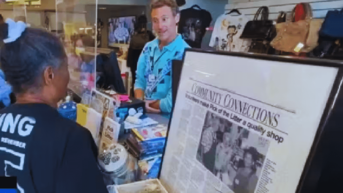 Honestidade: Funcionário de brechó acha US$ 5 mil em camisa e devolve à dona