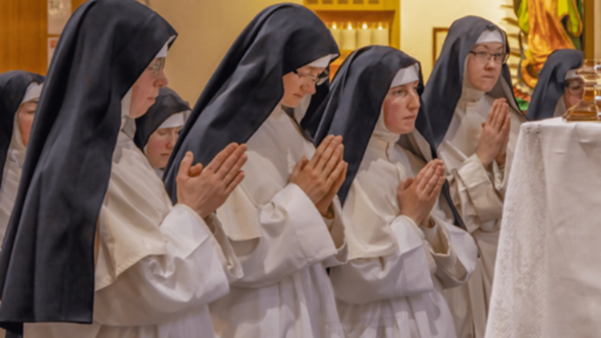 Você sabia? Existem freiras que rezam pelas mães cansadas, todos os dias à meia noite.