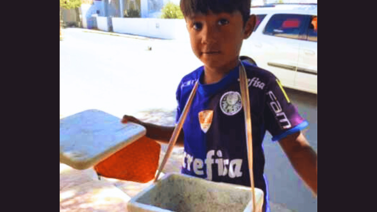 Menino que vendia geladinho para ajudar avó ganha casa de presente.