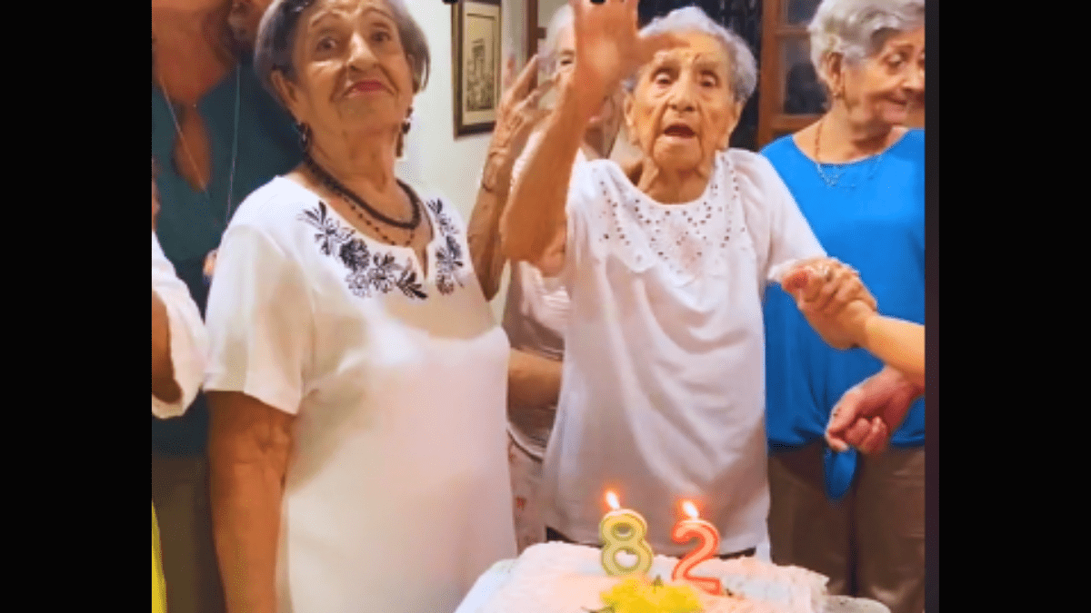 Idosa de 104 anos emociona internautas ao celebrar o aniversário da filha.