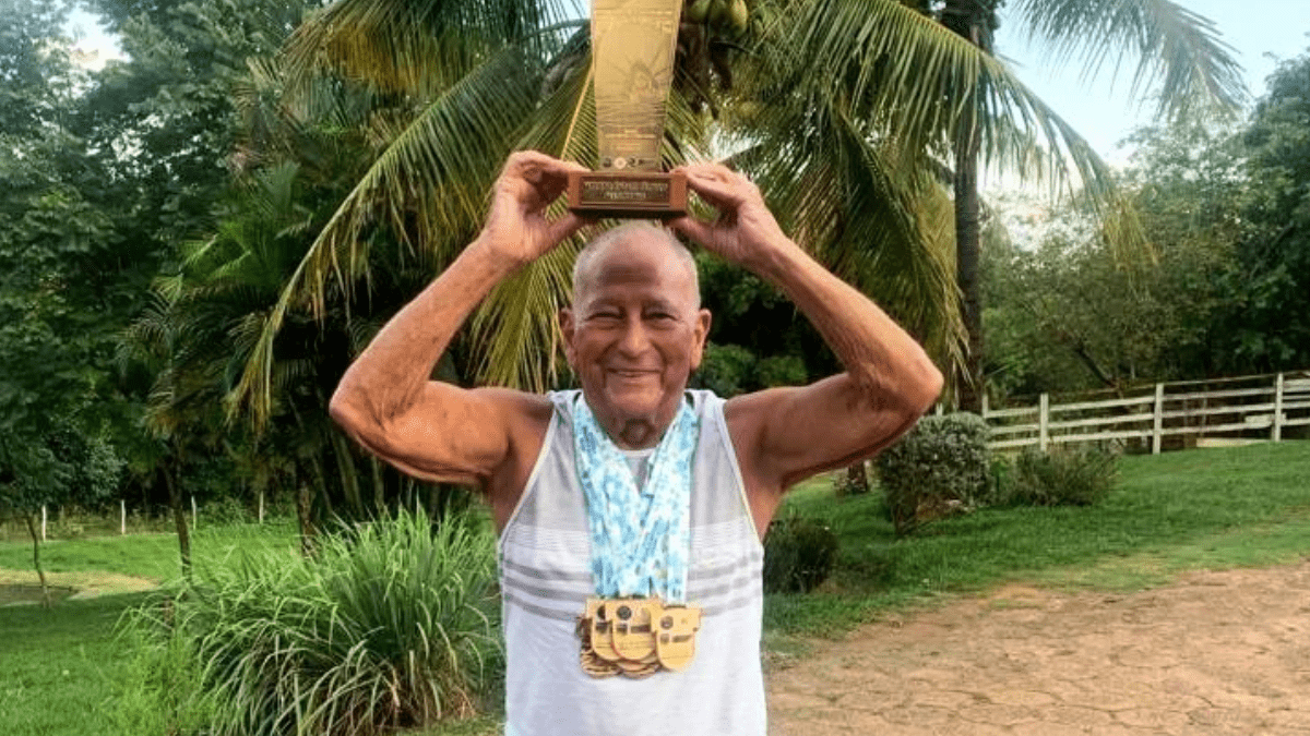 Idoso de 95 anos quebra dois recorde mundiais de natação.