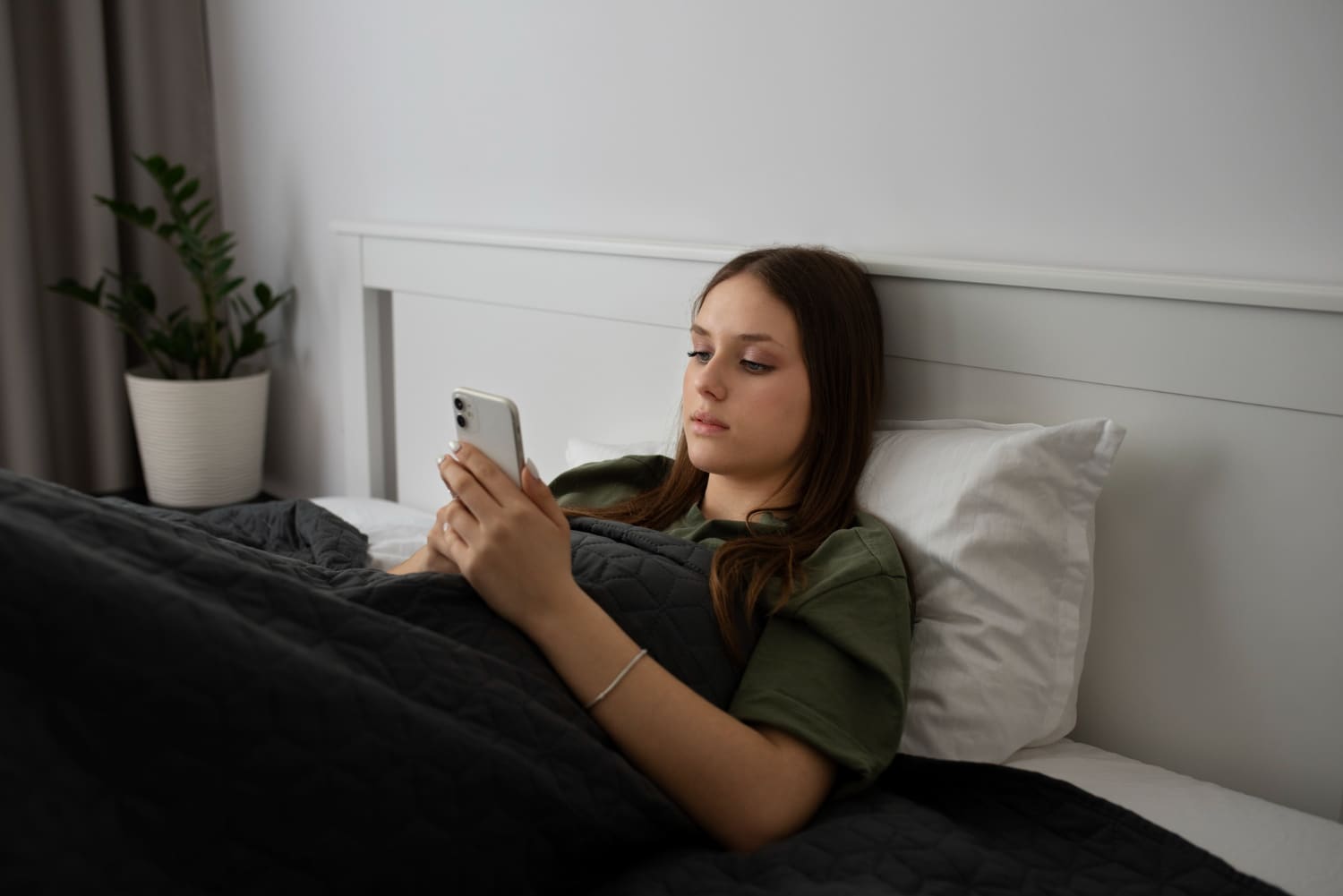 Celular na cama: entenda como o hábito pode prejudicar seu sono