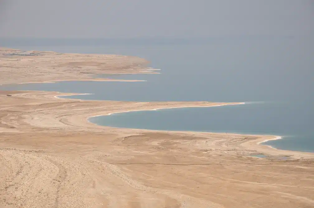 Mar da Galileia fica vermelho: o que a ciência explica e por que o fenômeno despertou referências bíblicas