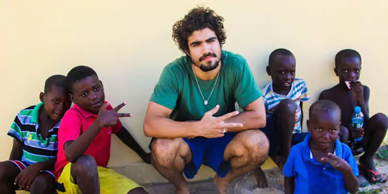 Caio Castro visita crianças em Angola